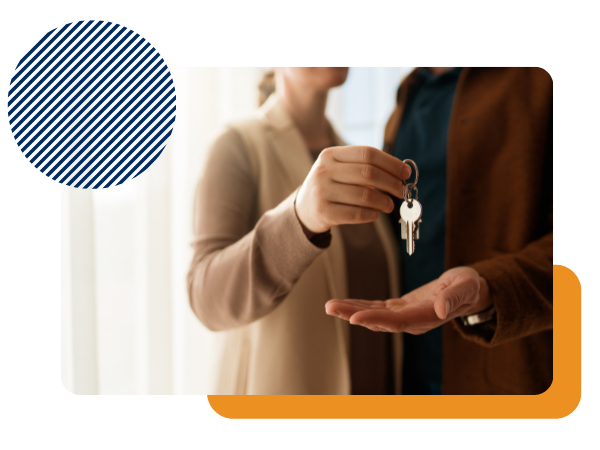 Agent nieruchomości przekazujący klucze do mieszkania klientowi podczas finalizacji transakcji