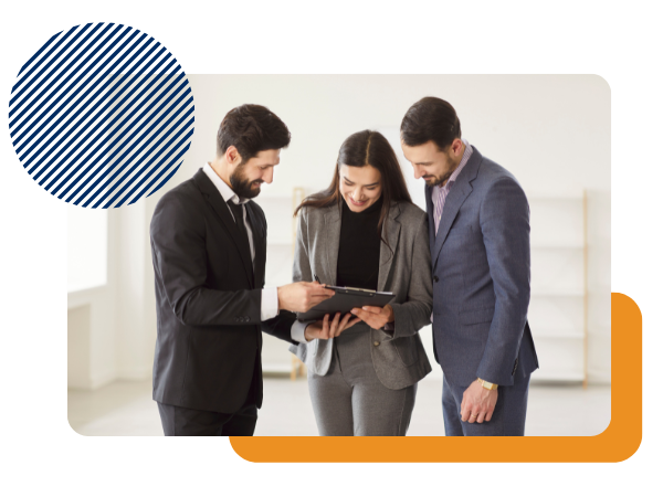 Zespół specjalistów omawiający dokumenty związane z obsługą transakcji nieruchomości w zawierciu